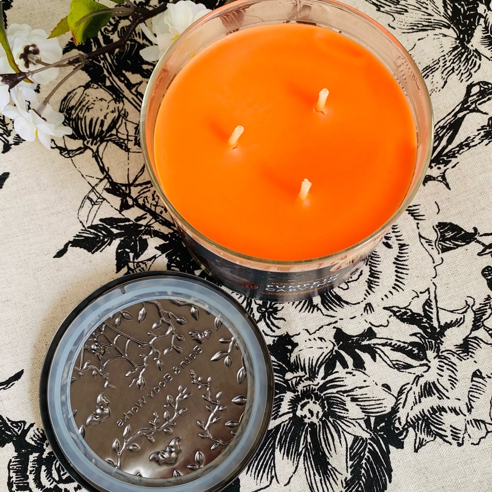 NEW Pumpkin Carving Halloween Bath & Body Works 3 Wick Candle 2022 - Picture 3 of 4